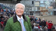 Komponist Martin Böttcher vor der Kulisse der Karl May Festspiele in Bad Segeberg