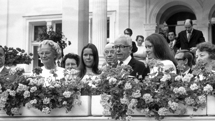 Peter Heinemanns Vater, Gustav Heinemann , damals Bundespräsident, steht bei einem zwanglosen Empfang zu seinem 72. Geburtstag vor der Villa Hammerschmidt in Bonn. 