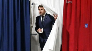 Emmanuel Macron kommt aus einer Wahlkabine, Touquet, Frankreich, 19.06.2022.
