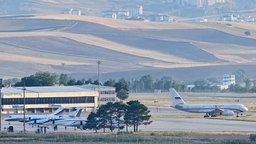 Ein russisches Flugzeug (r) das vermutlich aus Russland kommende Gefangene transportiert, hebt auf dem Flughafen von Ankara ab, 01.08.2024.