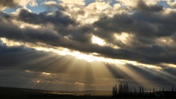 Sonnenschein bricht durch bewölkten Himmel