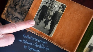 Der Holocaust-Überlebende Herbert Rubinstein zeigt Fotos mit Kindheitserinnerungen aus Czernowitz