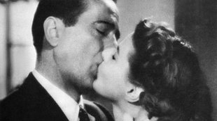 Ein Filmstill aus Casablanca zeigt einen Kuss zwischen Humphrey Bogart und Ingrid Bergman