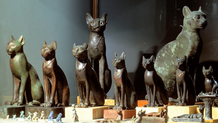 Ägyptische Schutzgöttin Bastet in Gestalt von Katzen (Skulpturen).