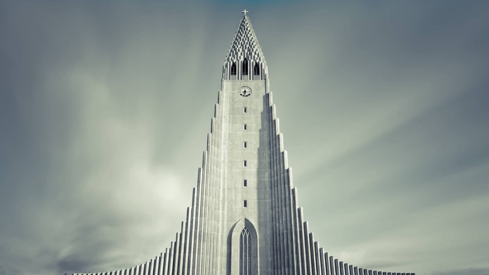 Die Hallgrimskirkja in Reykjavik, Island; getaucht in mystisches, weiß-gräuliches Licht.