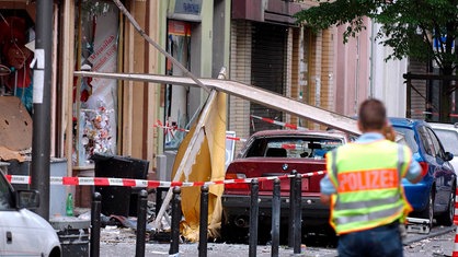 Ein Polizist sichert die Spuren der Explosion in der Keupstraße