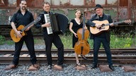 Die Band Grenzgänger mit Musikinstrumenten auf Bahngelände