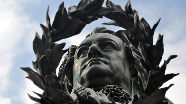 Goethe Denkmal vor dem Deutschen Nationaltheater in Weimar