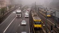 Dichter Nebel auf der Autobahn A40 in Essen, Linien der U-Bahn Linie U18 auf der Mittelspur. 