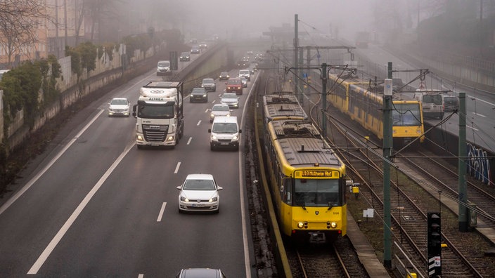 Dichter Nebel auf der Autobahn A40 in Essen, Linien der U-Bahn Linie U18 auf der Mittelspur. 