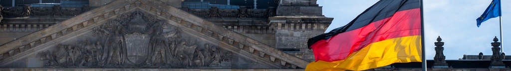 Vor dem Reichstagsgebäude weht die deutsche Flagge