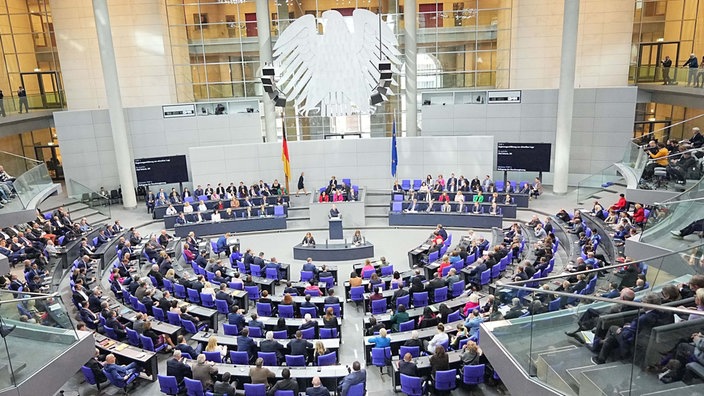 Bundeskanzler Olaf Scholz (SPD) gibt im Plenum des Bundestags eine Regierungserklärung ab. 