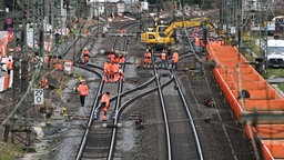 Zahlreiche Bauarbeiter auf dem Gleiskörper der Bahnstrecke in Biblis. 