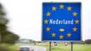 Grenzschild der Niederlande an einer Landstraße