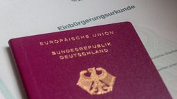 Ein Pass der Bundesrepublik Deutschland und eine Einbürgerungsurkunde