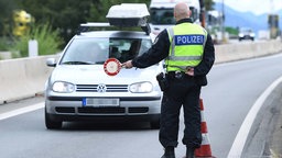 Polizist bei der Grenzkontrolle an der deutsch-österreichischen Grenze in Walserberg.