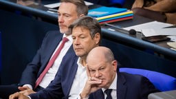 Bundeskanzler Olaf Scholz (SPD), Robert Habeck (Grüne) und Christian Lindner (FDP, von vorne) im Bundestag.