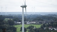 Windräder stehen in der Nähe von Wohnhäusern in Simmerath