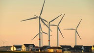 Windräder in unmittelbarer Nähe von Wohnhäusern in Merzkirchen, Rheinland-Pfalz.