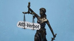 Symbolbild: Justitia mit dem Schriftzug "AfD-Verbot" in der Waagschale