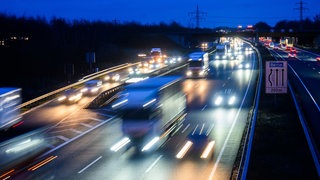 Fahrzeuge fahren bei Nacht auf einer Autobahn, Symbolbild.