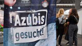 Symbolbild: Auf dem Banner bei einer Ausbildungsmesse steht "Azubis gesucht" (2019)