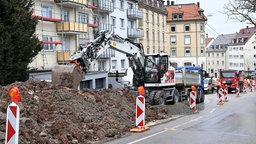 Symbolbild: Bauarbeiten am Rand einer innerstädtischen Straße