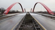 Gesperrte Brücke der Bundesautobahn auf der A42 über die Rhein-Herne Kanal (16.01.2024).