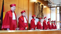 Archivbild: Der Zweite Senat des Bundesverfassungsgerichts,(l-r), H. Wöckel, T. Offenloch, Chr. Langenfeld, A. Wallrabenstein, D. König, U. Maidowski, R. Fetzer und P. Frank, eröffnet die mündliche Verhandlung über die Wahlrechtsreform (23.04.2024)