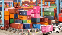 Container werden im Containerterminal im Hamburger Hafen verladen. Symbolbild Deutsche Wirtschaft