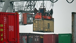 Symbolbild: Containerverladung im Duisburger Hafen