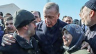  Staatspräsident Recep Tayyip Erdogan (M), spricht mit Betroffenen der Erdbebenkatastrophe an der türkisch-syrischen Grenze.