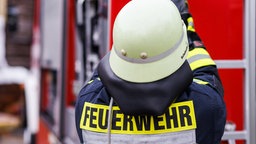 Feuerwehrmann in Rückansicht. Symbolbild