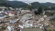 Schutt und Fahrzeuge türmen sich an einer Brücke nach Flutkatastrophe, Archivbild 19.07.2021