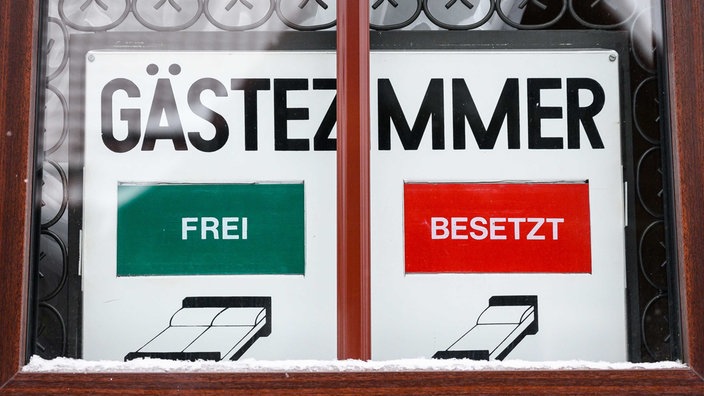 Schild mit der Aufschrift "Gästezimmer" in Fenster einer Pension im Harz