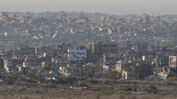 Blick auf zerstörte Siedlungen im nördlichen Gazastreifen von Israel aus gesehen (13.01.2025)