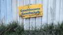 Auf einem Schild steht: "Geschlossene Gesellschaft"