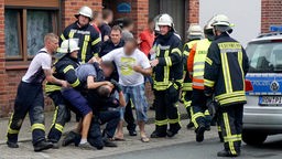Archivbild: Drei Männer behindern nach einem tödlichen Unfall die Arbeit der Rettungskräfte (Bremervörde 2015).