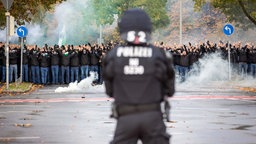 Polizei beim Fanmarsch von Hannover 96 zum Stadion zum Spiel Hannover 96 - Eintracht Braunschweig (05.11.2023).