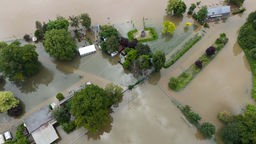 Das Hochwasser des Rhein hat den Uferbereich in Hattenheim samt einer Gaststätte überschwemmt (03.06.2024).