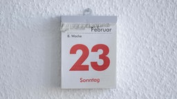 Ein Abreißkalender zeigt den 23.02.2025.