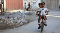 e Kinder fahren im Flüchtlingslager Nuseirat im Zentrum des Gazastreifens Fahrrad. Symbolbild