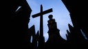 Ein Kreuz steht in der Aegidienkirche der evangelisch-lutherischen Marktkirchengemeinde Hannover.