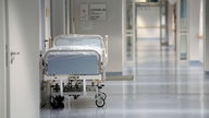 Mit Folie abgedecktes Krankenbett im Krankenhaus