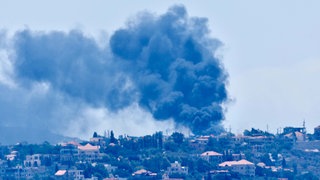 Rauch steigt aus einem Kraftwerk auf nach einem israelischen Luftangriff (Libanon, Yohmor, 04.08.2024). 