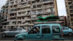  Eine libanesische Familie fährt mit einem mit Matratzen beladenen Auto in einen südlichen Vorort von Beirut zurück (27.11.2024).