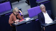 Gesine Lötzsch und Bernd Riexinger sitzen in der Linksfraktion im Bundestag (20.10.2023)