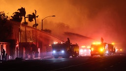 Feuerwehrleute versuchen die Brände in Los Angeles in den Griff zu bekommen.