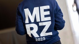 Auf dem CDU-Parteitag trägt ein Mensch ein Shirt mit dem Aufdruck "MERZ 2025" (03.02.2025).