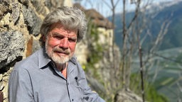 Der Bergsteiger Reinhold Messner sitzt an seinem Schloss Juval auf einer Bank (2024).